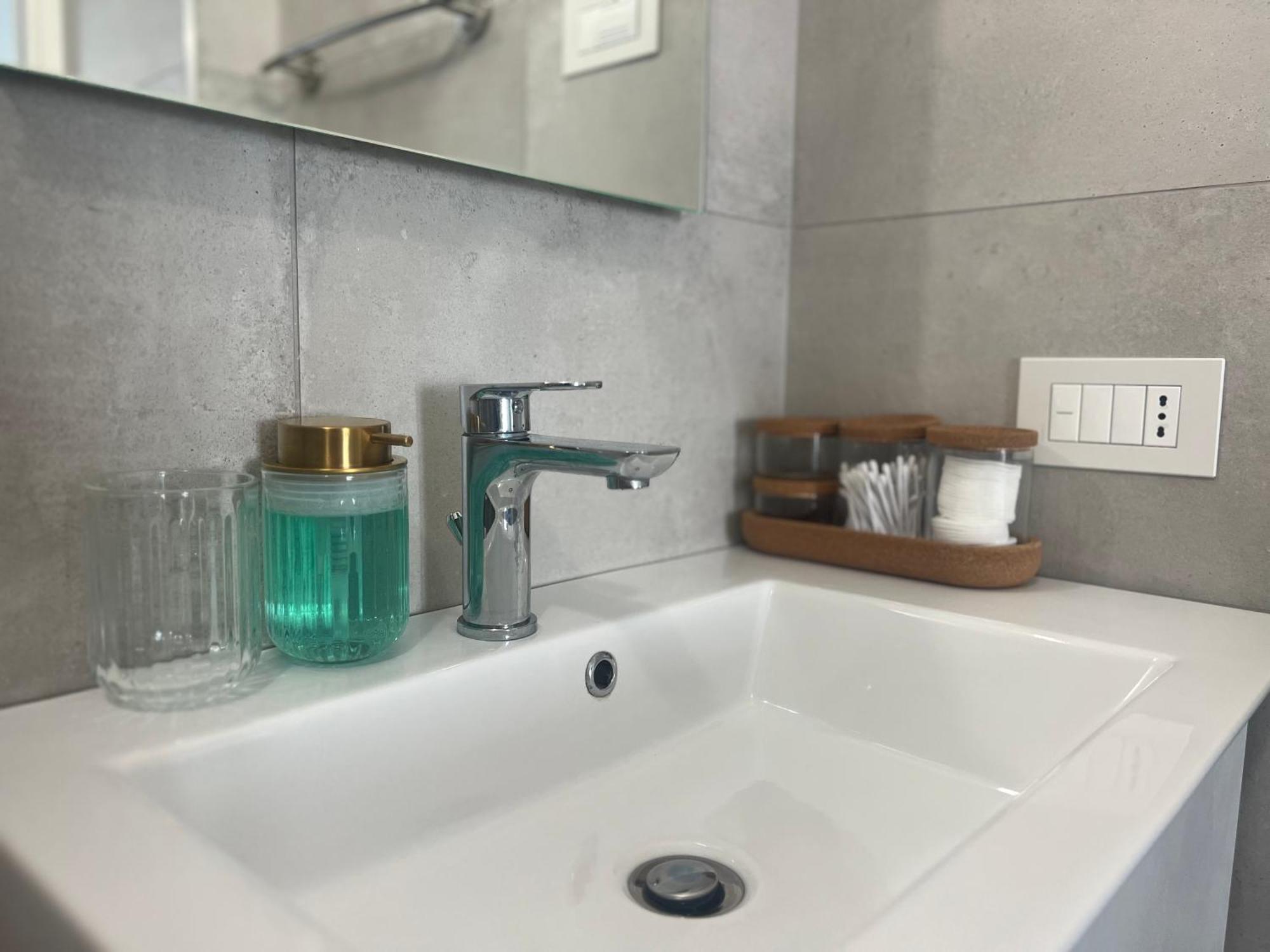 شقة Regina Milano In Melegnano - Wifi, Breakfast Box And Terrace المظهر الخارجي الصورة